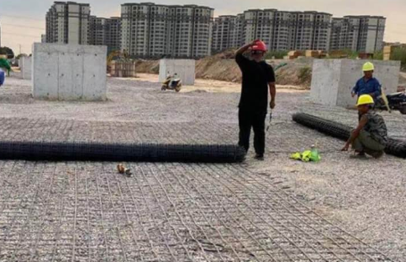 三沙土工格栅铺设前地基要怎么处理？